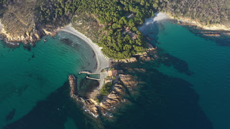 Luftaufnahme-Von-Pointe-De-La-Galere-Bormes-Les-Mimosas-Frankreich-Strand-Klares-Wasser